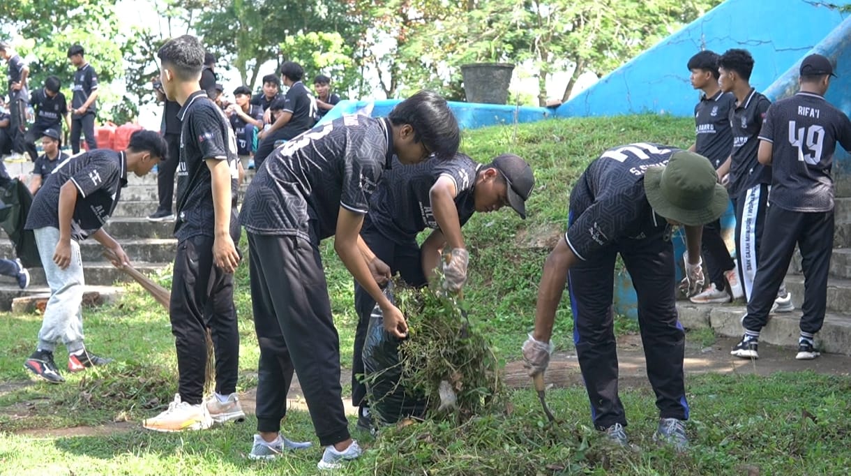 Santri Ponpes Al Barru bersih-bersih sampah di monumen Bedol Desa
