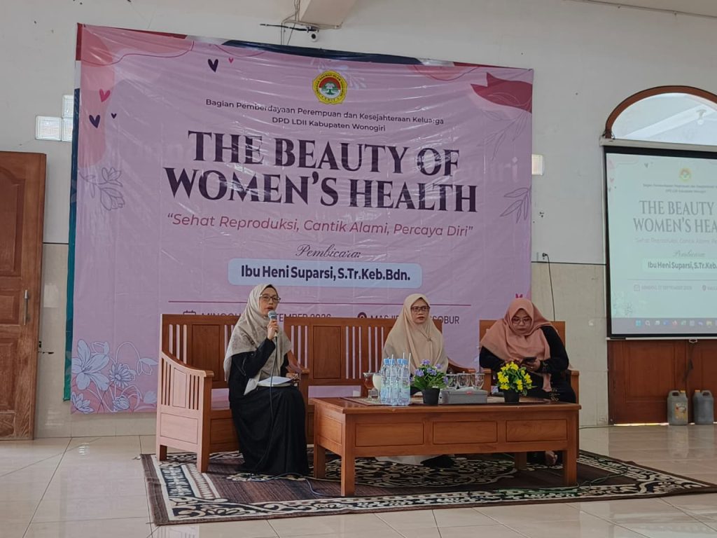 Hj. Heni Suparsi, S.Tr. Keb. Bdn saat menyampaikan materi Sehat Reproduksi, Cantik Alami, Percaya Diri di Ponpes Al Barru, Wonogiri